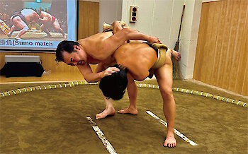 Sumo-Vorführung im Sunamachi Ginza Sumo Stable